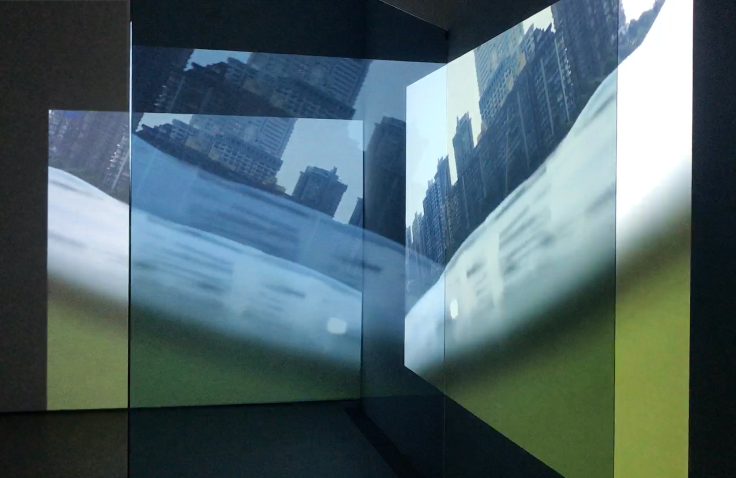 MEDIENKUNST IM FOKUS – TEIL III
HAUBITZ+ZOCHE UND ADEELA SULEMAN  

25.01.2022 ‐ 26.06.2022

Das Meer spielt in der Bildenden Kunst immer wieder eine tragende Rolle. Als Symbol des Lebens sowie des Todes hat es auch in der aktuellen Kunstproduktion nicht an Kraft verloren und bildet den motivischen Ausgangspunkt des 3. Teils der Reihe „Medienkunst im Fokus“.
Emblematisch ist das Meer heute mit der Unmittelbarkeit des Klimawandels verbunden. Die Metropolen New York City und Mumbai liegen nur wenige Meter über dem Meeresspiegel. Schon im Jahr 2050 sollen Teile beider Städte von Sturmfluten und Überschwemmungen betroffen sein. Haubitz + Zoche setzten die drohende Gefahr mit der Installation HIGH TIDE bereits 2014/15 ins Bild und steigern das filmische Erlebnis im Ausstellungsraum um eine dreidimensionale Seherfahrung. (Franziska Kunze)

PINAKOTHEK DER MODERNE
